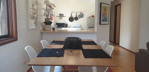 Elegant And Relaxing Apartment Few Mins To Canberra Racecourse - Redcliffe Tourism 1