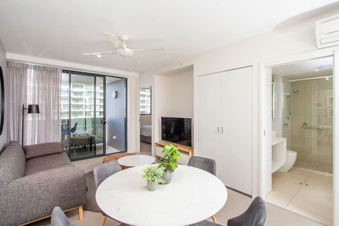 Elite Elegance 2BR@Hamilton APT With Parking - Redcliffe Tourism 2