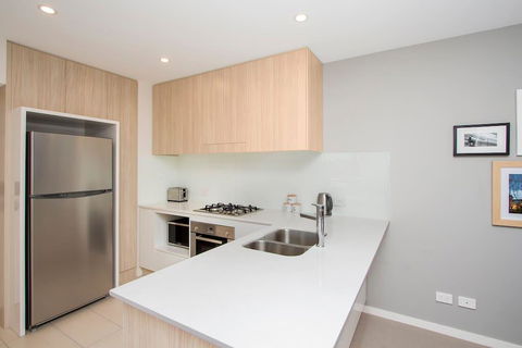 Elite Elegance 2BR@Hamilton APT With Parking - Redcliffe Tourism 1