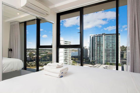 Elite Elegance 2BR@Hamilton APT With Parking - Redcliffe Tourism 3