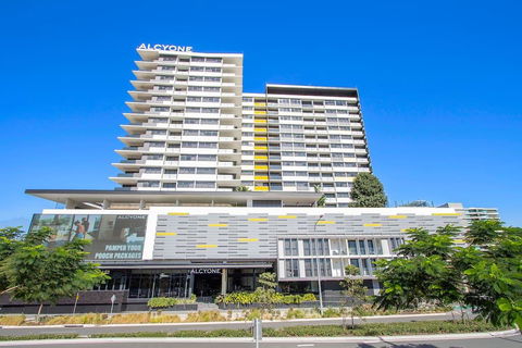 Elite Elegance 2BR@Hamilton APT With Parking - Redcliffe Tourism 0