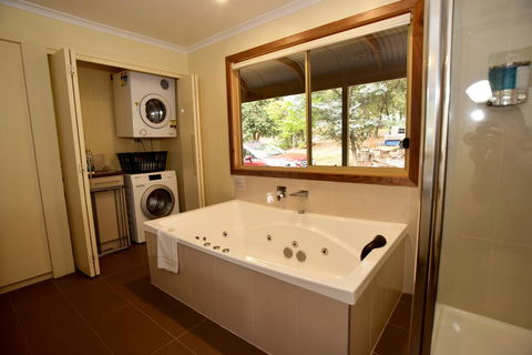 Ellimata Holiday Cottage - Redcliffe Tourism 2