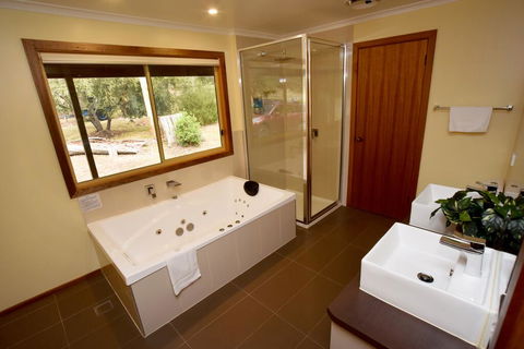 Ellimata Holiday Cottage - Redcliffe Tourism 1