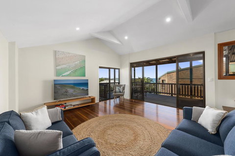 Emerald Seas Beach House - Redcliffe Tourism 0