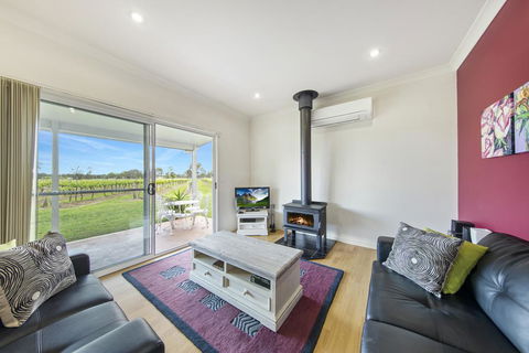 Emma's Cottage Vineyard - Redcliffe Tourism 2