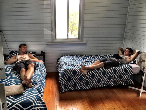 Emu's Beach Resort - Redcliffe Tourism 2