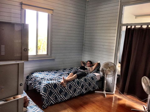 Emu's Beach Resort - Redcliffe Tourism 1