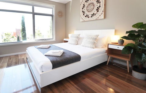 EROS City Fringe - Wifi, Wine, Netflix, Pets OK And Park Views! - Redcliffe Tourism 0