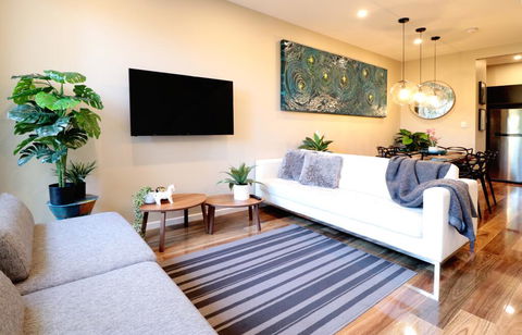 EROS City Fringe - Wifi, Wine, Netflix, Pets OK And Park Views! - Redcliffe Tourism 1