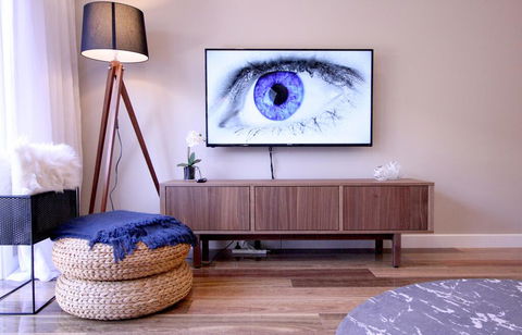 EVOLVE Near Adelaide CBD - Netflix / Wine / Lock Up Garage! - Redcliffe Tourism 1