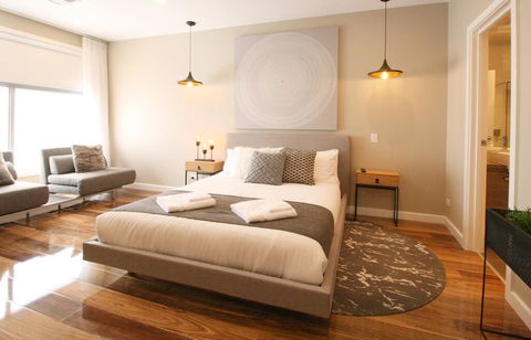 EVOLVE Near Adelaide CBD - Netflix / Wine / Lock Up Garage! - Redcliffe Tourism 0