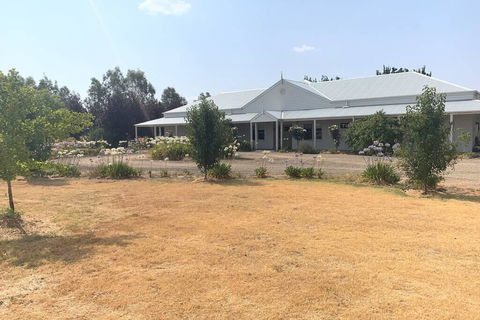 Farm House At The Gateway To The King Valley - Redcliffe Tourism 2