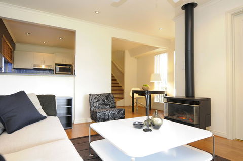 Feathers Serviced Townhouse - Redcliffe Tourism 1