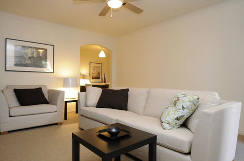 Feathers Serviced Townhouse - Redcliffe Tourism 3