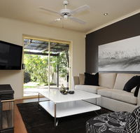 Feathers Serviced Townhouse - Redcliffe Tourism