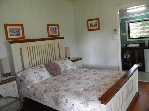 Follywood Guesthouse B&B - Redcliffe Tourism 0