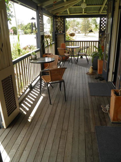 Follywood Guesthouse B&B - Redcliffe Tourism 3