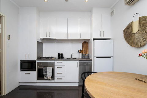 Former Dress Circle Nth Adelaide Apt With Aircon - Redcliffe Tourism 1