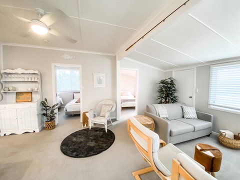 Frangipani Cottage - Redcliffe Tourism 2