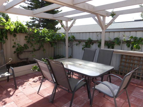 Fullarton Motor Lodge - Redcliffe Tourism 1