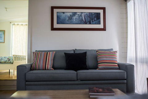 Funky Flat On Acreage - Redcliffe Tourism 1