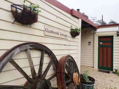 Glenbrook House & Cottage - Redcliffe Tourism 0