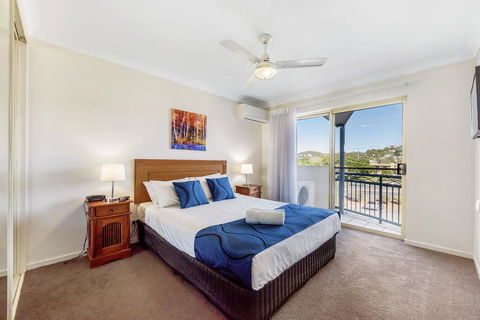 Golden Riviera Absolute Beachfront Resort - Redcliffe Tourism 3