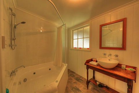 Grace's Spa Cottage - Redcliffe Tourism 3