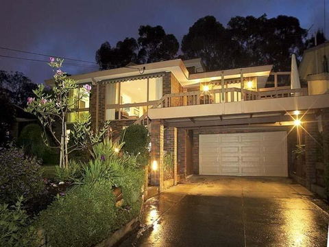 Great Views/Location 5 Bedrooms In Glen Waverley - Redcliffe Tourism 0