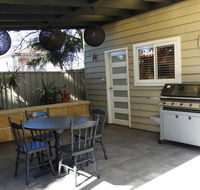 Guesthouse with Pool  BBQ - 10 kms from CBD - Redcliffe Tourism