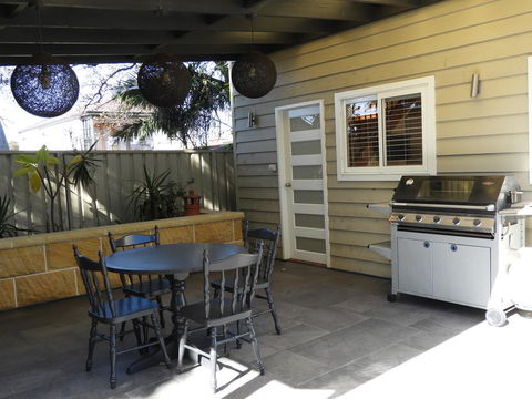 Guesthouse With Pool & BBQ - 10 Kms From CBD - Redcliffe Tourism 0