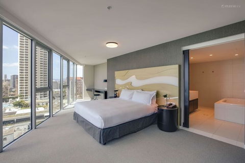 H Ocean View In Surfers Paradise - Redcliffe Tourism 2