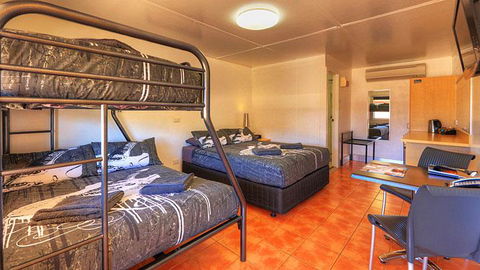 Halls Creek Motel - Redcliffe Tourism 3