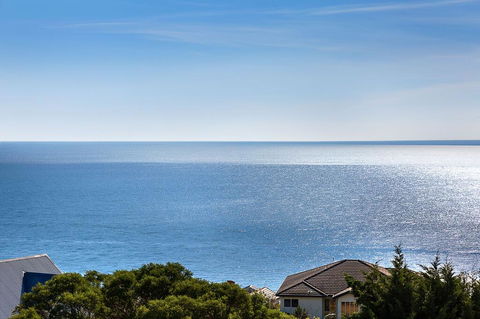 Hampton's Retreat Family Friendly, Water Views, Close To Beach With Heated Pool - Redcliffe Tourism 1