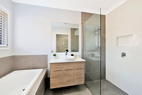 Hamptons @ The Point - Redcliffe Tourism 3