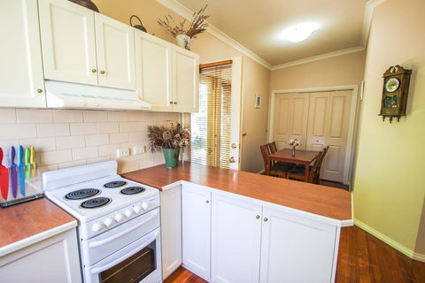 Harrietville Cottage - Redcliffe Tourism 3
