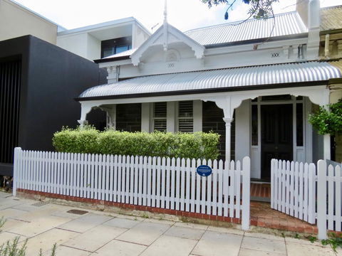 Heritage Luxury 3BR Cottage On Halifax - Redcliffe Tourism 0