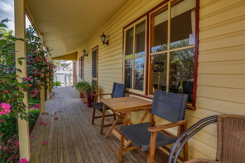 Herrins Lane Cottage - Redcliffe Tourism 0