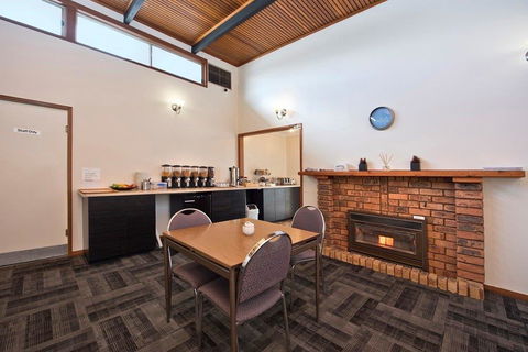 Hi Way Eight Motor Inn - Redcliffe Tourism 1