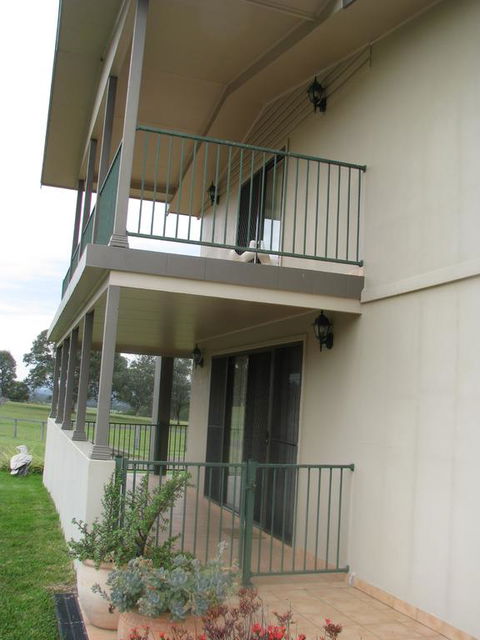 Hill Top Villas - Redcliffe Tourism 3