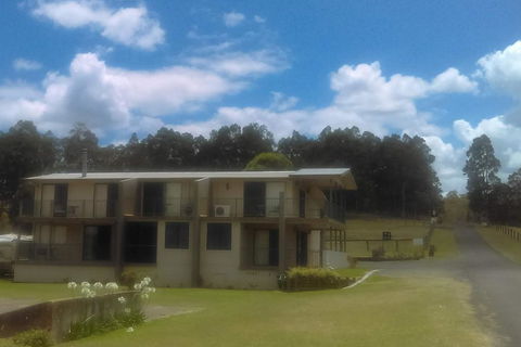 Hill Top Villas - Redcliffe Tourism 1