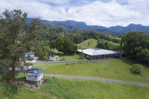 Hillcrest Mountain View Retreat - Redcliffe Tourism 0
