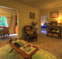 Hillview Oak BB - Redcliffe Tourism