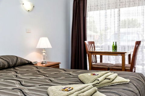 Holbrook Town Centre Motor Inn - Redcliffe Tourism 3
