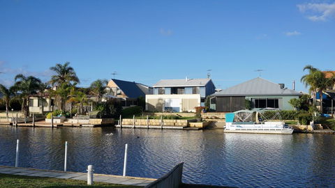 Holiday House - Redcliffe Tourism 0