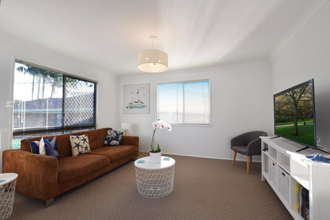 Holiday House - Redcliffe Tourism 3