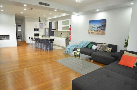Home Away From Home Newly Built And Spacious - Redcliffe Tourism 1