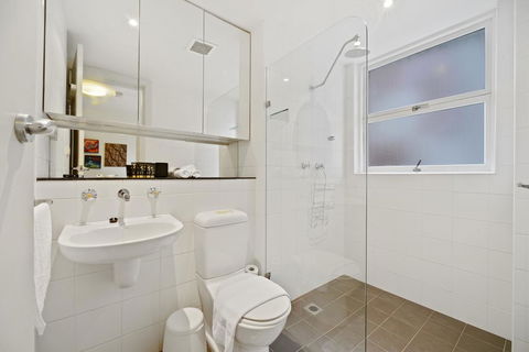 HomeHotel-Urban Retreat In Secure Boutique Block - Redcliffe Tourism 3