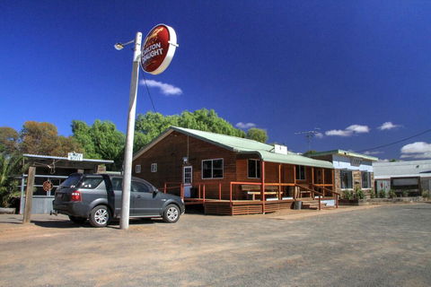 Ivanhoe Hotel Motel - Redcliffe Tourism 0