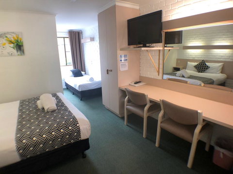 Jacaranda Place Motor Inn - Redcliffe Tourism 1